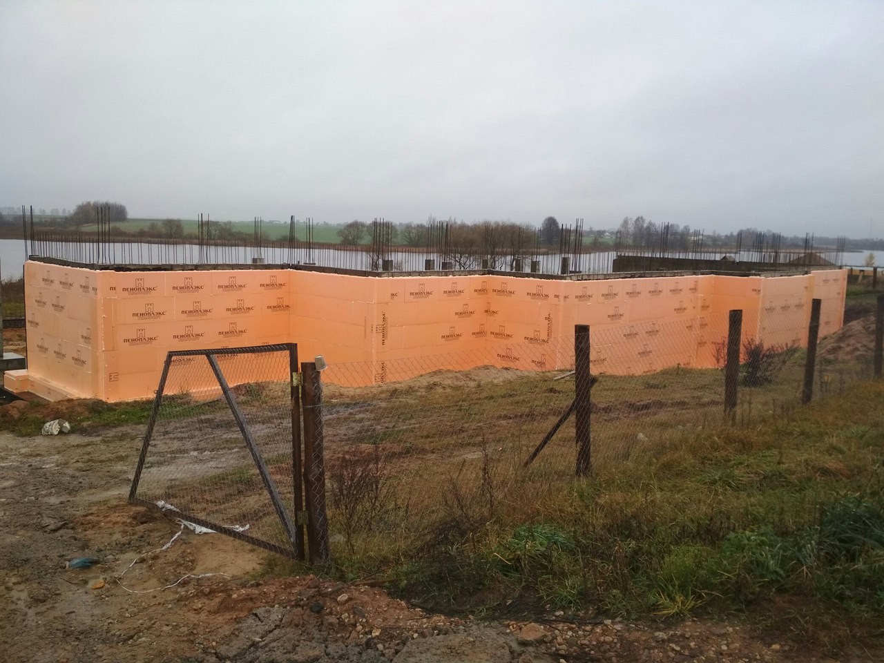 Монтаж профилированной защитной мембраны